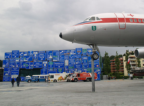 Автомобильный павильон и самолет SWISS в Музее транспорта / Фото из Швейцарии