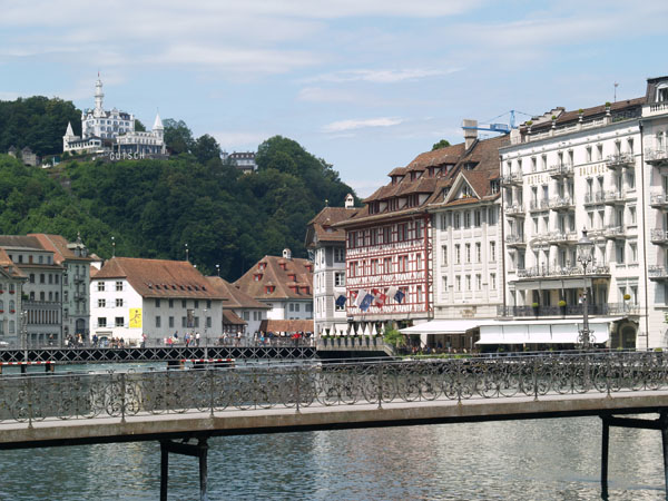 Пешеходный мост в центре Люцерна и гостиница Gutsch на возвышении / Фото из Швейцарии