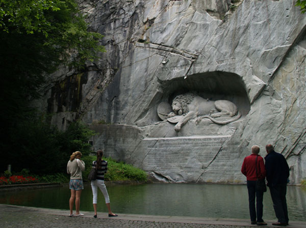 Умирающий лев - самый печальный памятник в мире / Фото из Швейцарии