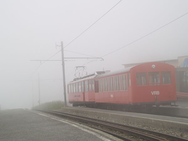 Плотный туман на вершине горы Риги / Фото из Швейцарии