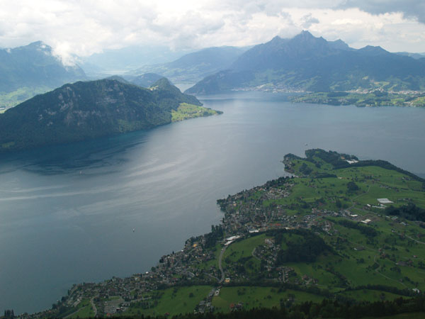 Вид с горы Риги на  озеро Фирвальдштеттер и гору Пилатус / Фото из Швейцарии