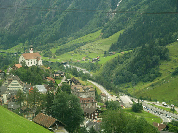 Прославившаяся церковь города Вассен, перевал Сан-Готард / Фото из Швейцарии