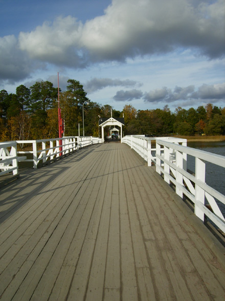 В парк Сеурасаари на острове ведет мост / Фото из Финляндии