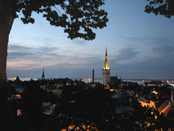 Вид на вечерний Таллин со смотровой площадки в старом городе / Фото из Эстонии
