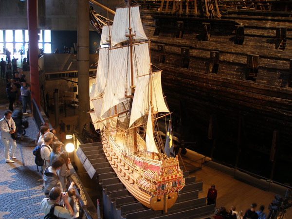 Уменьшенная копия Vasa размещена рядом с настоящим кораблем / Фото из Швеции