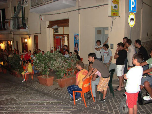 Вечерами все жители Сант-Амброджио собираются смотреть футбол / Фото из Италии