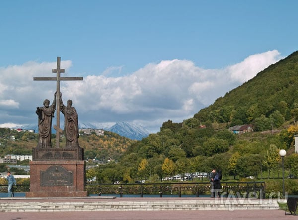 Памятник Петру и Павлу около озера Култучного, Петропавловск / Фото из России