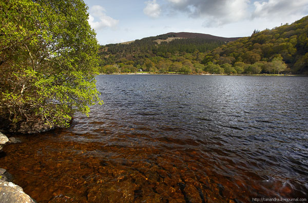 Маршрут проходит вдоль живописного озера, долина Глендалох / Фото из Ирландии