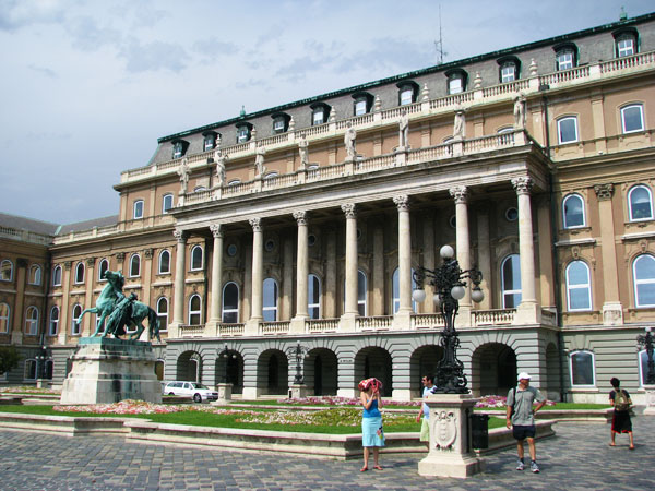 Фасад Королевского дворца в Будапеште / Фото из Венгрии