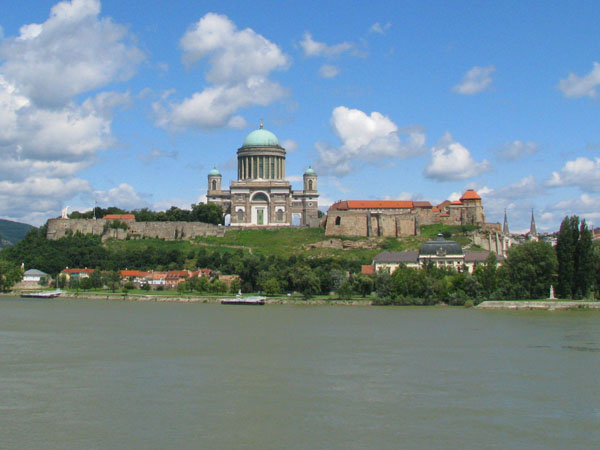 Вид на базилику Святого Адальберта из словацкого городка Штурово / Фото из Венгрии