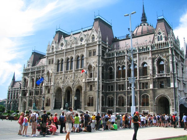 Очередь желающих увидеть интерьеры Парламента, Будапешт / Фото из Венгрии