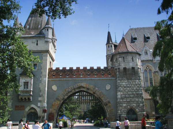 Вход в замок Вайдахуняд, Будапешт / Фото из Венгрии