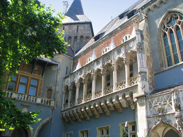 Один из фасадов замка Вайдахуняд в Будапеште / Фото из Венгрии