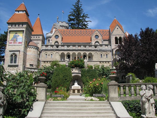 Замок Бори в городе Секешфехервар / Фото из Венгрии