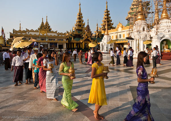 Вереницы посетителей Шведагона, Янгон / Фото из Мьянмы