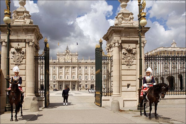 Перед королевским дворцом в Мадриде / Фото из Испании