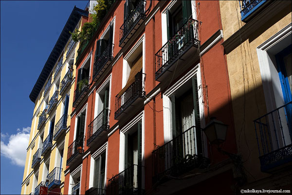 Традиционные балкончики домов в Мадриде / Фото из Испании