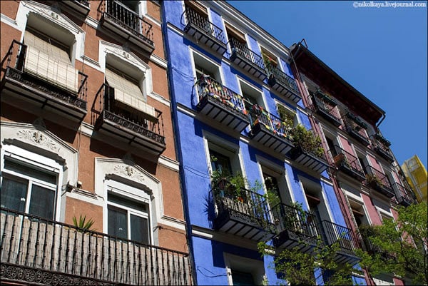 Яркие фасады мадридских домов / Фото из Испании