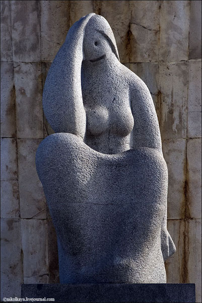 Скульптура напротив башен КИО, Мадрид / Фото из Испании