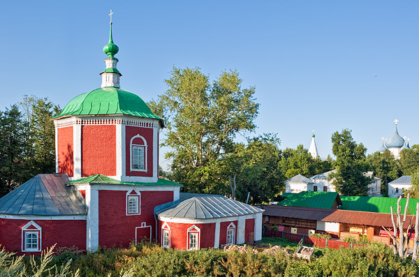 Вид на Успенскую церковь с земляного вала, Суздаль / Фото из России