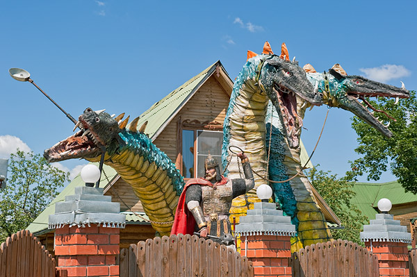Змей Горыныч и Добрыня Никитич на территории гостиницы "Старый двор", Суздаль / Фото из России