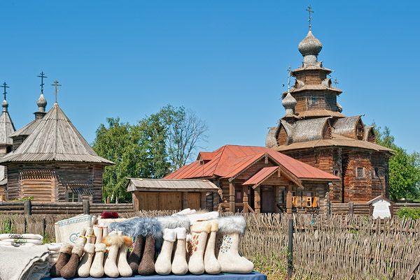 Валенки на прилавке возле Музея деревянного зодчества, Суздаль / Фото из России