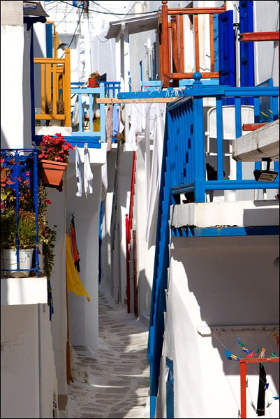 Типичная улица Хоры с многочисленными лестницами, Миконос / Фото из Греции