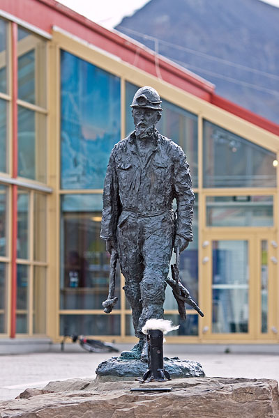 Памятник шахтеру в Лонгйире / Фото со Шпицбергена