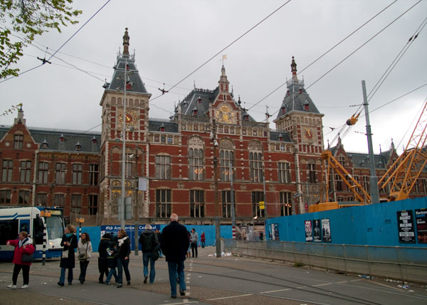 Центральный железнодорожный вокзал в Амстердаме / Фото из Нидерландов