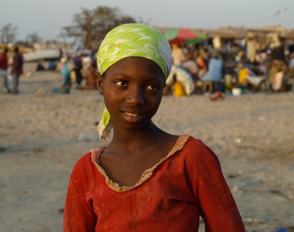 Молодая девушка на побережье в Гамбии / Фото из Гамбии