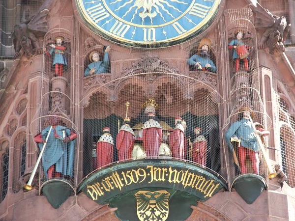 Фигура Карла IV и другие, часы на Фрауэнкирхе в Нюрнберге / Фото из Германии