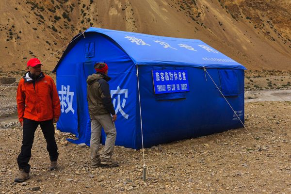 Палатка для туристов, ожидающих гида / Фото из Китая