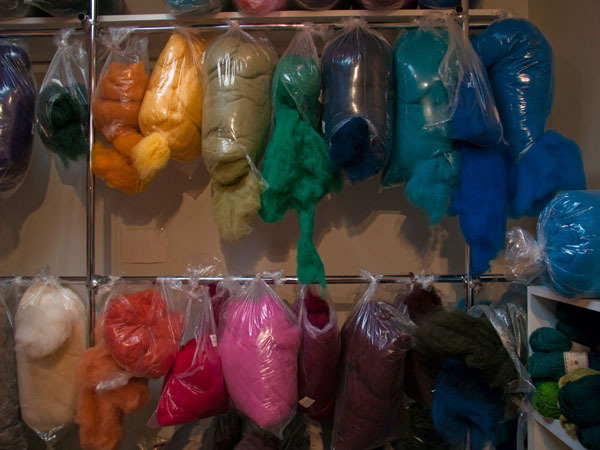 Разноцветная исландская шерсть в сувенирном магазине / Фото из Исландии