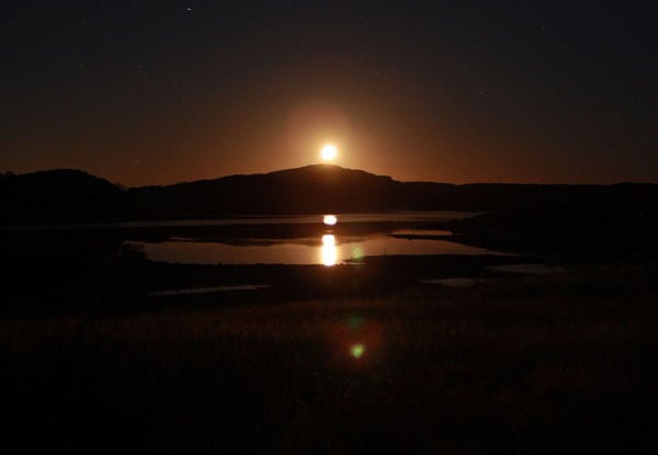 Луна над исландским озером / Фото из Исландии