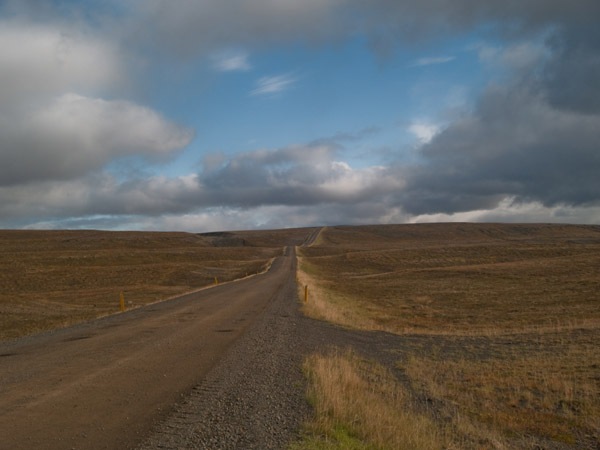 Лунный пейзаж и пустая дорога около озера Миватн / Фото из Исландии