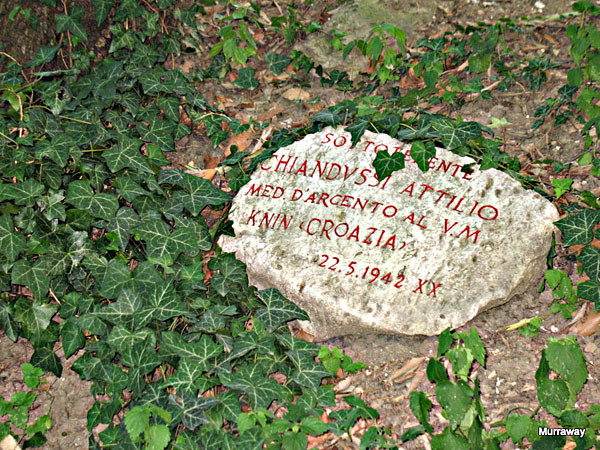 Один из памятных камней на холме Сен-Джусто в Триесте / Фото из Италии