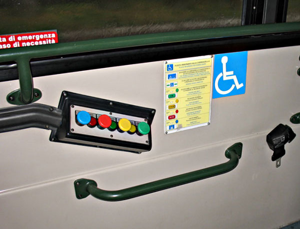 Место для инвалидов в итальянском автобусе / Фото из Италии