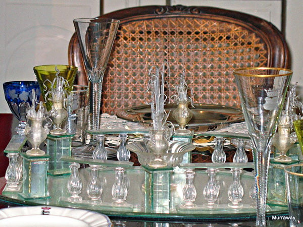 Стеклянный фонтан, деталь сервировки стола / Фото из Италии