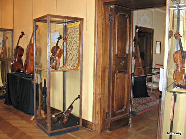 Старинные музыкальные инструменты в музее замка Дуино / Фото из Италии