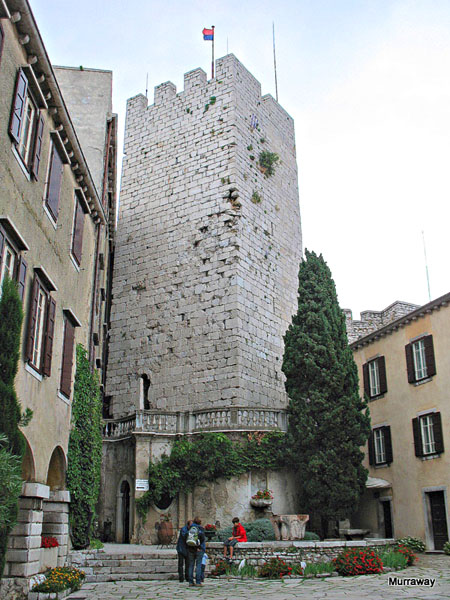 Башня XVI века в замке Дуино / Фото из Италии