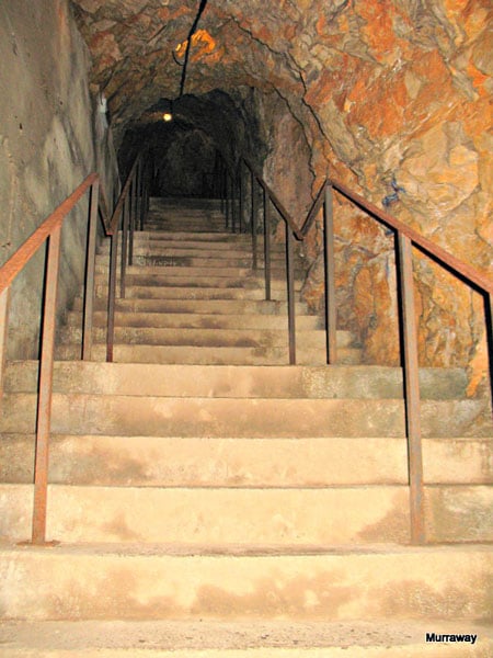 Спуск в бункер замка Дуино / Фото из Италии