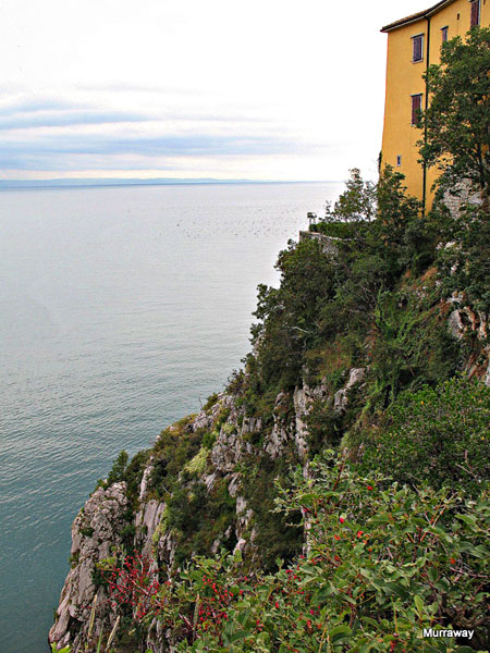 Замок Дуино и море со смотровой площадки бункера / Фото из Италии