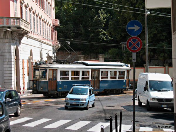 Трамвай в итальянском городе / Фото из Италии