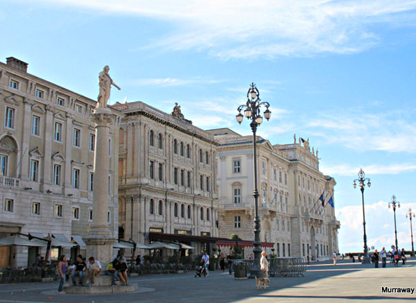 Вид с площади Объединения Италии на здание правительства автономного региона Фриули-Венеция-Джулия / Фото из Италии