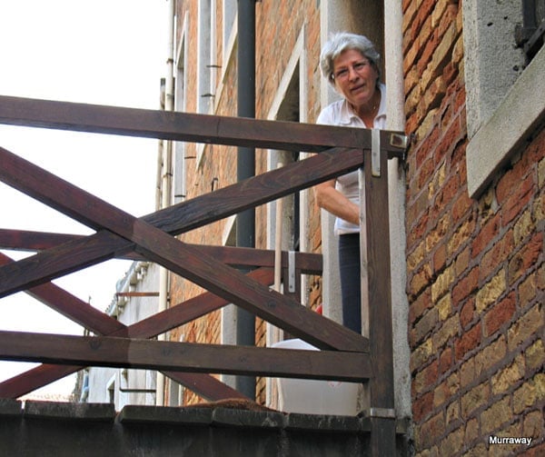 Жительница дома в Венеции над каналом / Фото из Италии