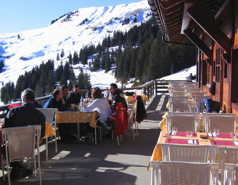 Терраса ресторана Les Mazots / Фото из Швейцарии