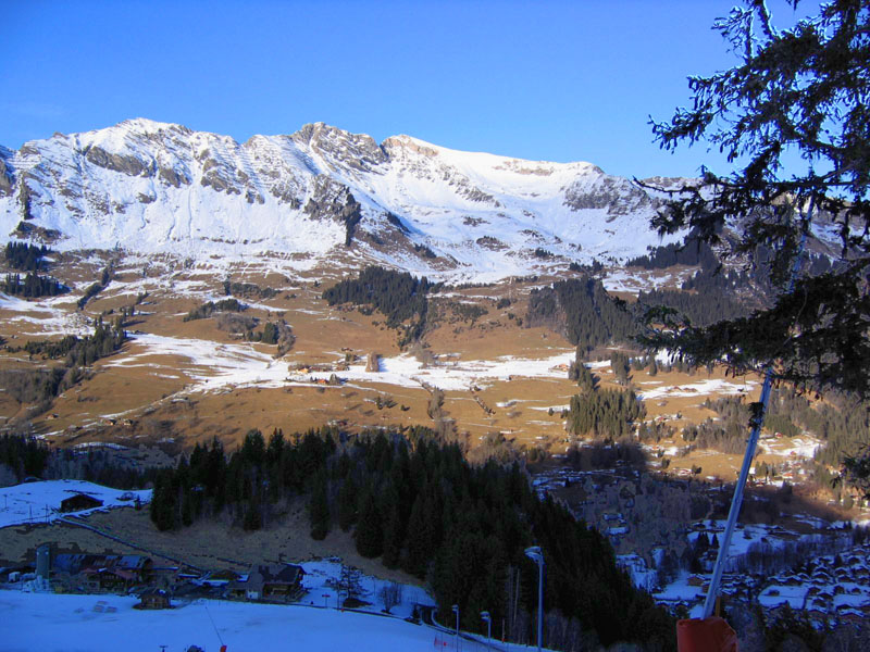 Вид на массив Ле-Таран и часть области Изно со склонов Ле-Мазо / Фото из Швейцарии