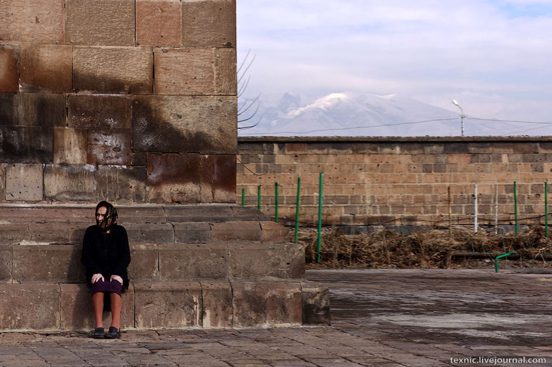 Старушка у церкви в Вагаршапате / Фото из Армении