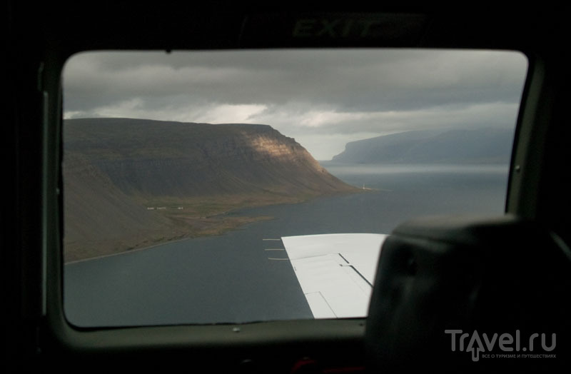 Вид на фьорд из иллюминатора самолета / Фото из Исландии