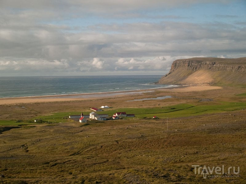 Вид на фьорд и поселок Breidavik / Фото из Исландии